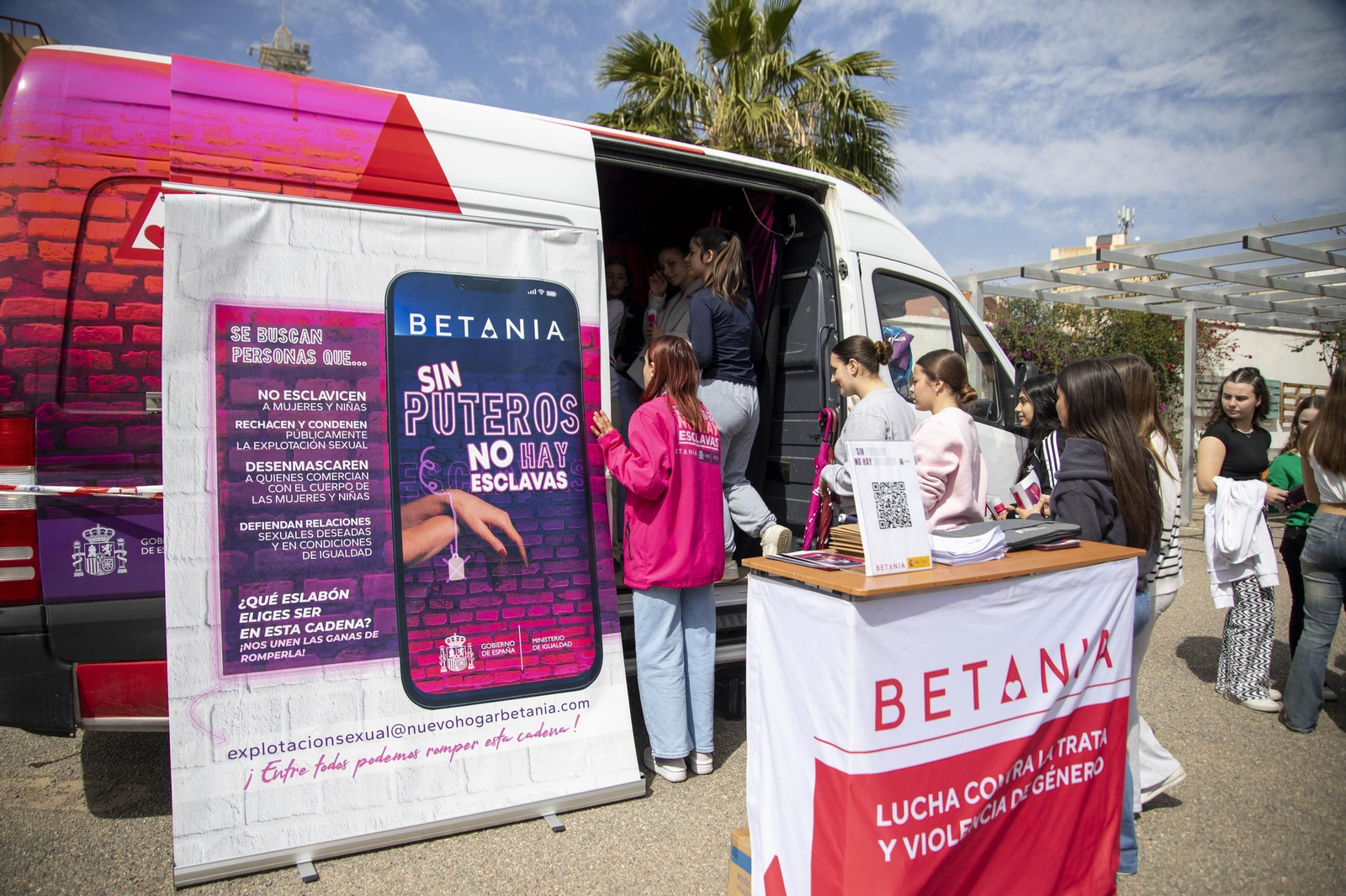 Sensibilización sobre la trata de mujeres en el IES Maestro Padilla de Almería, en imágenes