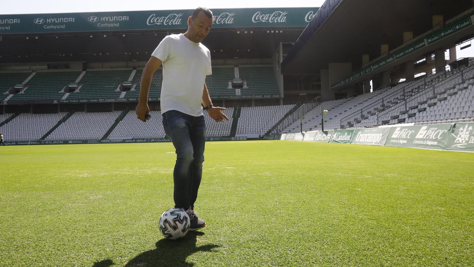 Juan Carlos Quero explica una de las jugadas polémicas en el área de fondo sur del estadio.