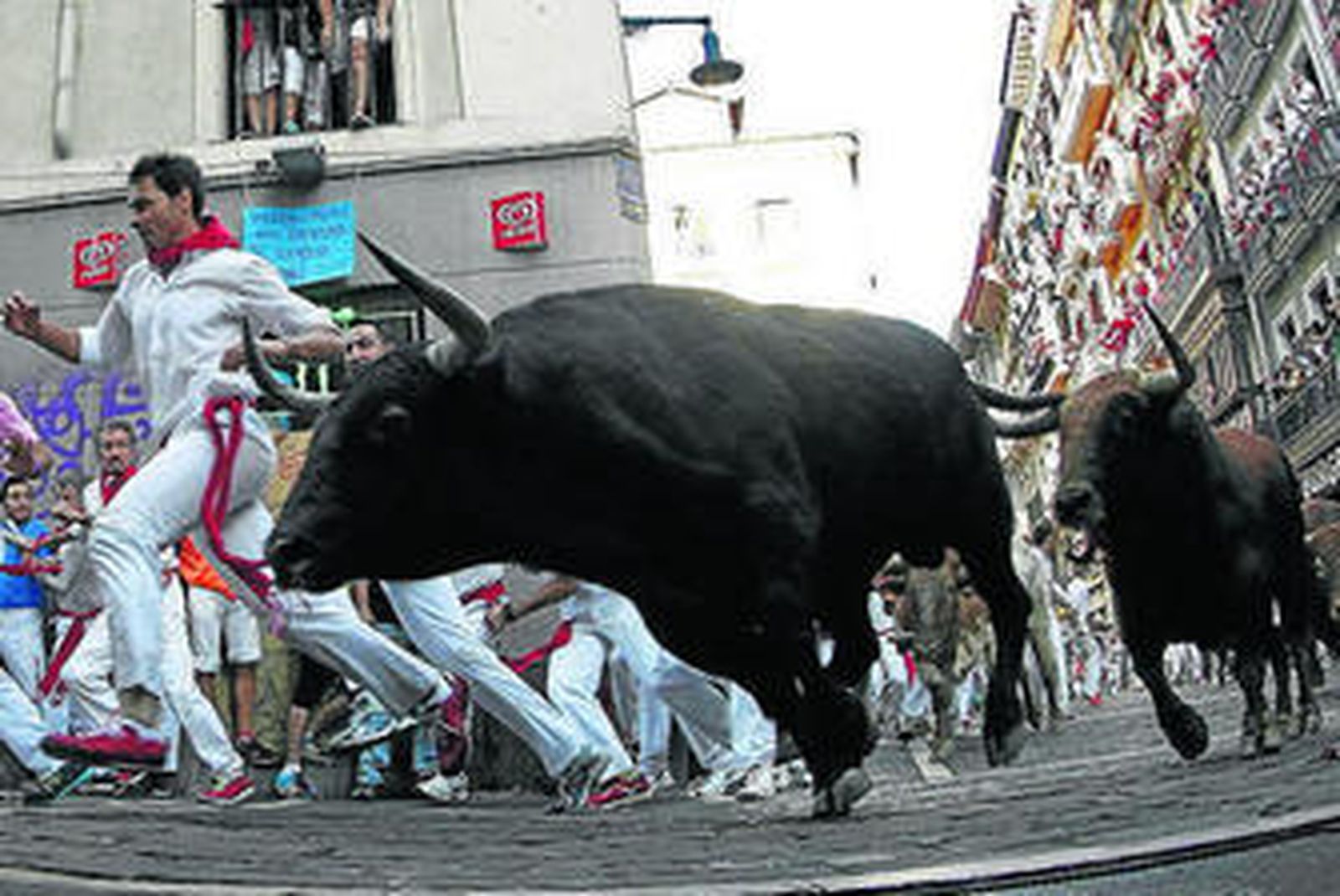 El encierro, a su paso por Mercaderes.
