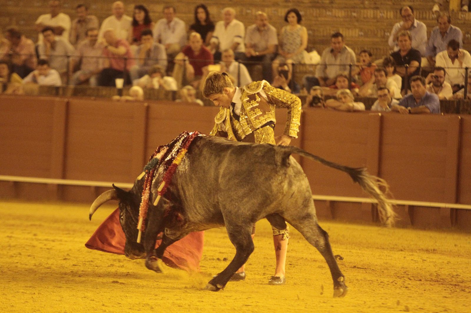 Jesús Muñoz cerró la noche con el sexto novillo