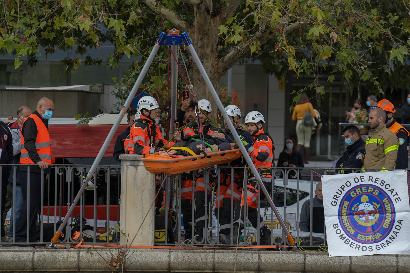 Fotos: Las mejores imágenes del simulacro de rescate de un coche accidentado en el río Genil de Granada