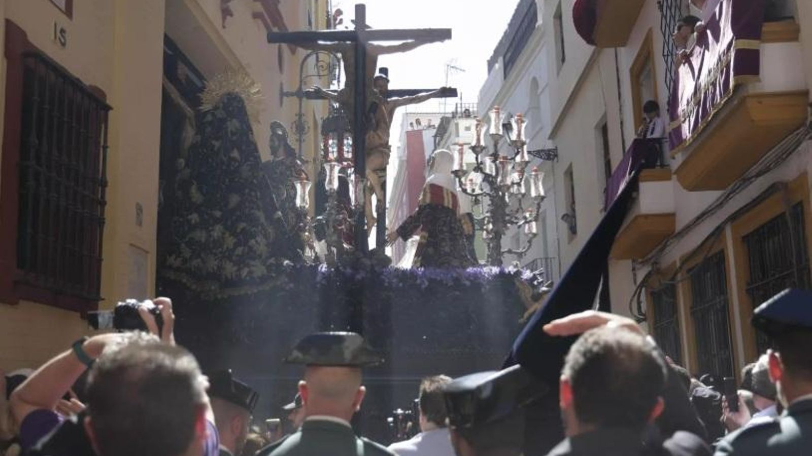 El misterio de la Carretería obra el milagro y salva el dintel de la capilla