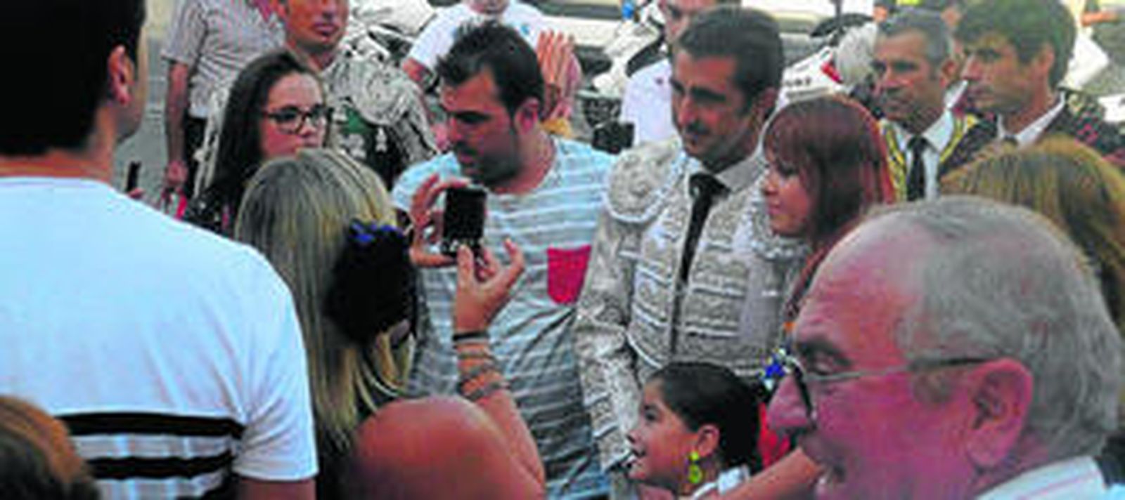 Muchos aficionados esperaron al torero de Granada, David Fandila, en la entrada a la Plaza de Toros para fotografiarse con él.