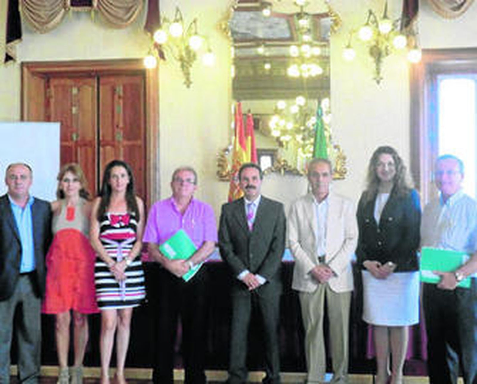 El delegado de Bienestar Social, la diputada y los alcaldes en la firma del acuerdo.