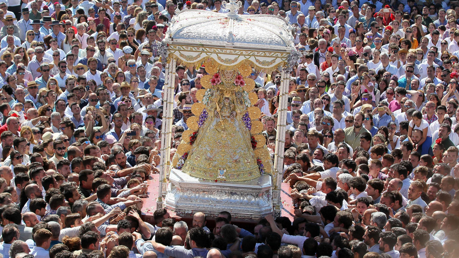 La Virgen del Rocío visitando la casa de Jerez en la aldea.