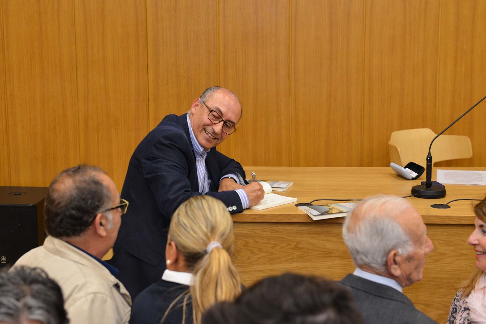 Manuel Tapia firma ejemplares de una de sus obras.