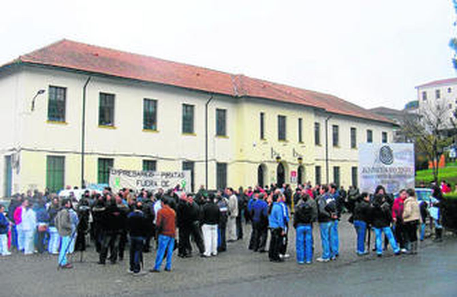 Los trabajadores de Nature Pack, Río Tinto Plásticos, Croissant y Río Tinto Fruit, al inicio de la concentración de ayer.