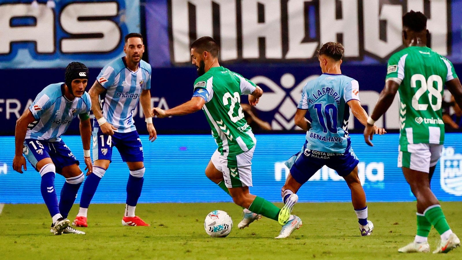 Larrubia golpea a Isco en su tobillo izquierdo al intentar robarle el balón.