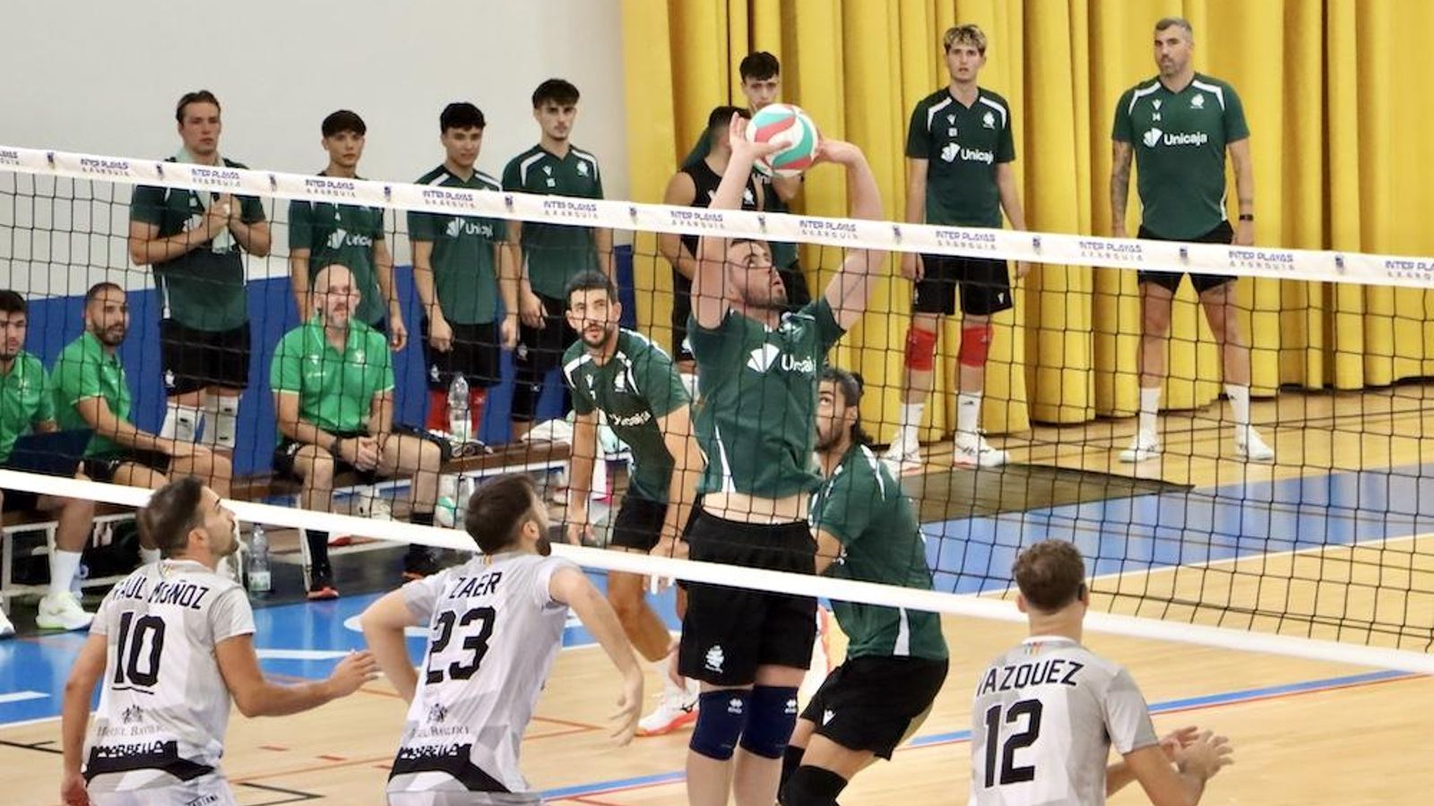 Un jugador del conjunto ahorrador coloca una bola durante una acción del encuentro frente a los marbellíes.