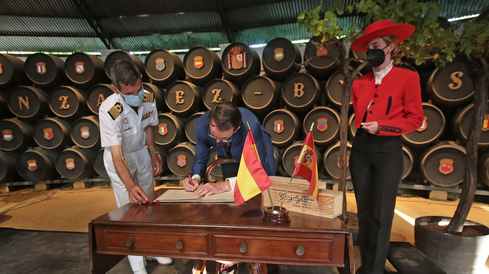 Mauricio González-Gordon ySantiago de Colsa firman la entrega de las dos medias botas, un acto tradicional. González Byass recibe las botas que han navegado en el Juan Sebastián Elcano