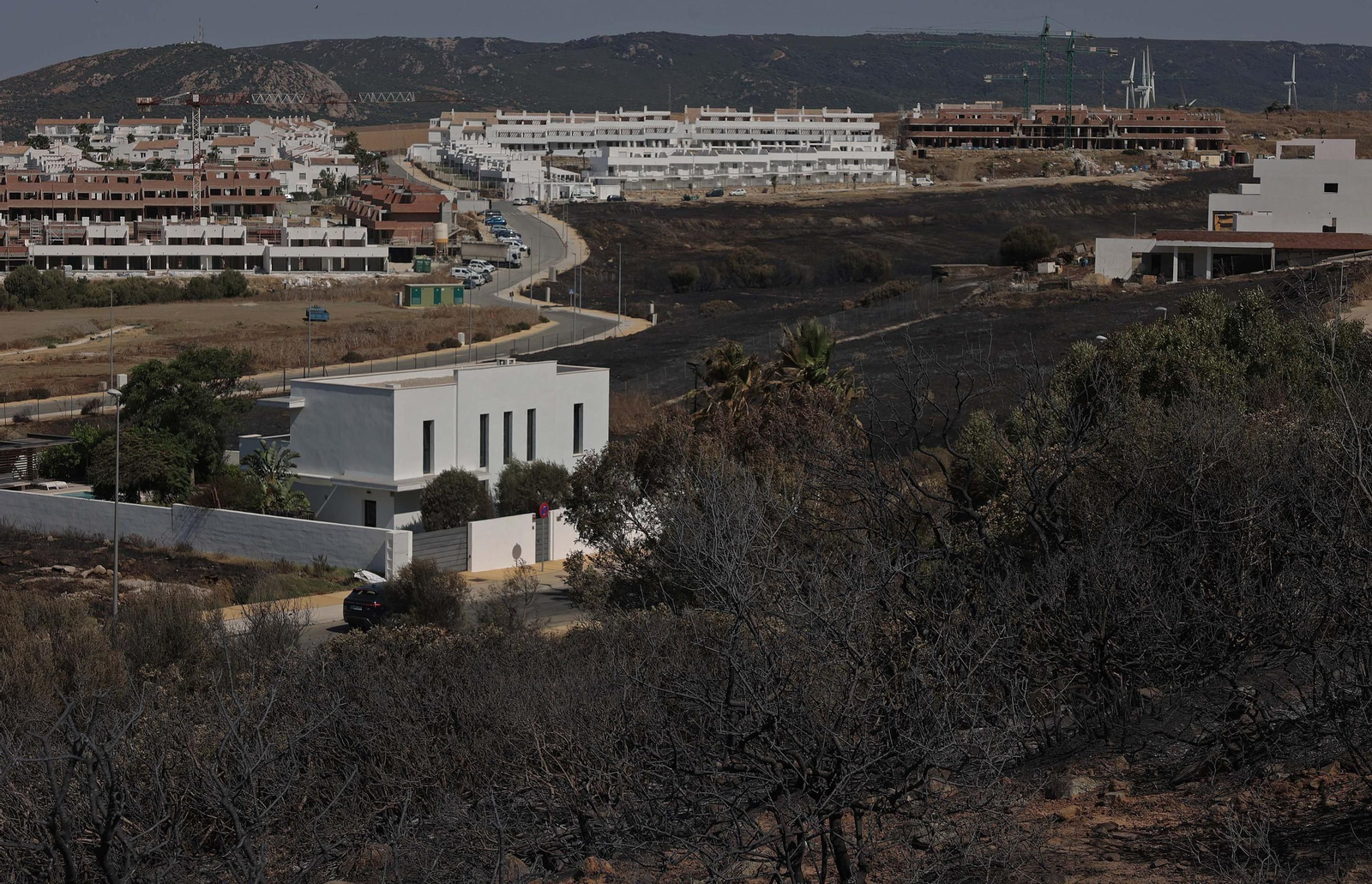 Así han quedado Atlanterra y Zahara de los Atunes tras el incendio forestal en la Sierra de la Plata de Tarifa