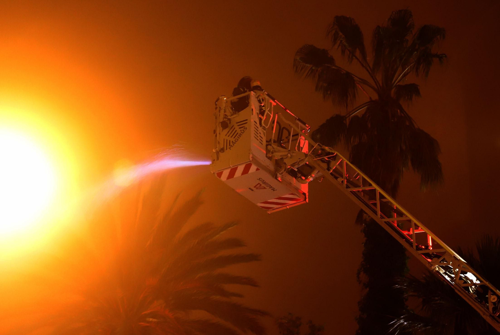 Imágenes del incendio del edificio de la Casona de Huelva en la Alameda