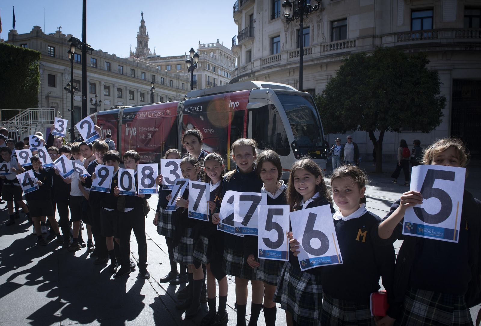 Escolares de Sevilla forman una cadena humana del número pi de un kilómetro