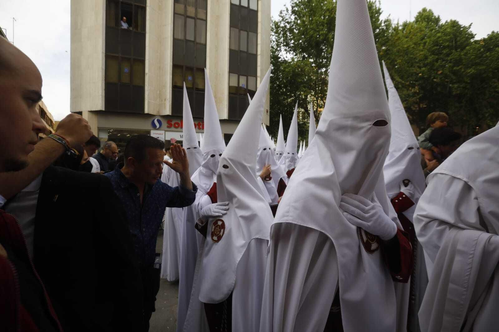Nazarenos de la Sentencia tras conocer la decisión de no salir.