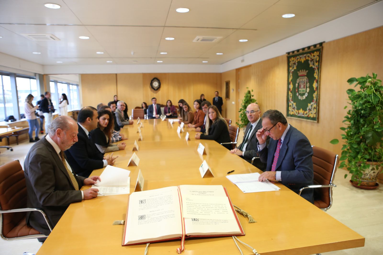 Un momento de la constitución de la gestora que dirigirá El Palmar hasta las próximas elecciones municipales