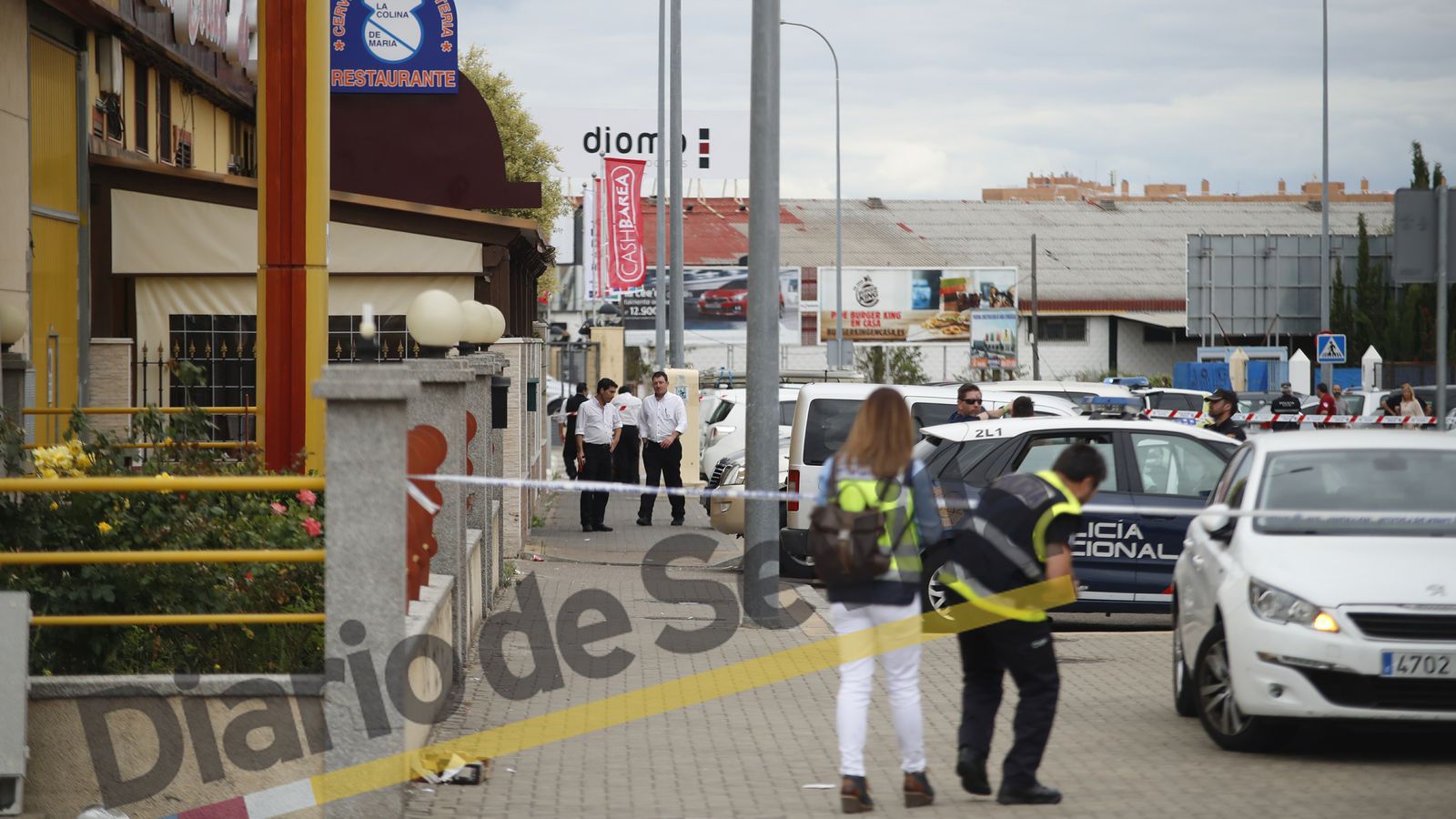 La zona del tiroteo, acordonada con agentes recogiendo pruebas.