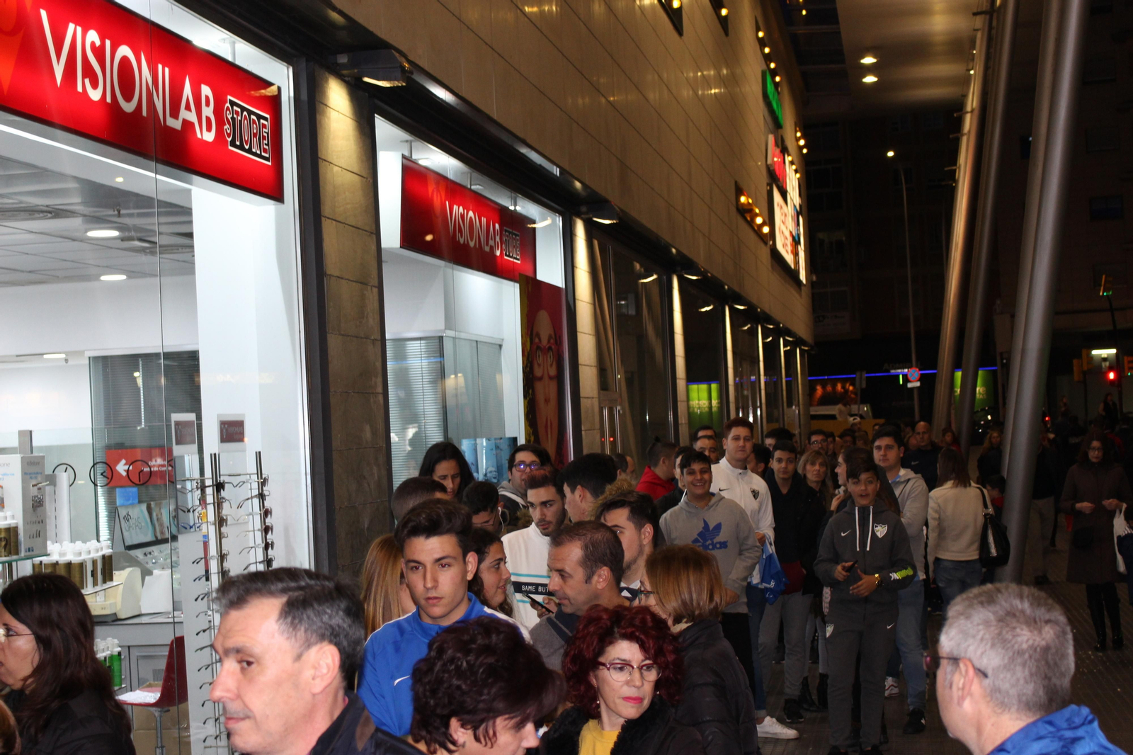 Antoñín y Keidi Bare se hacen fotos y firman a los aficionados del Málaga CF