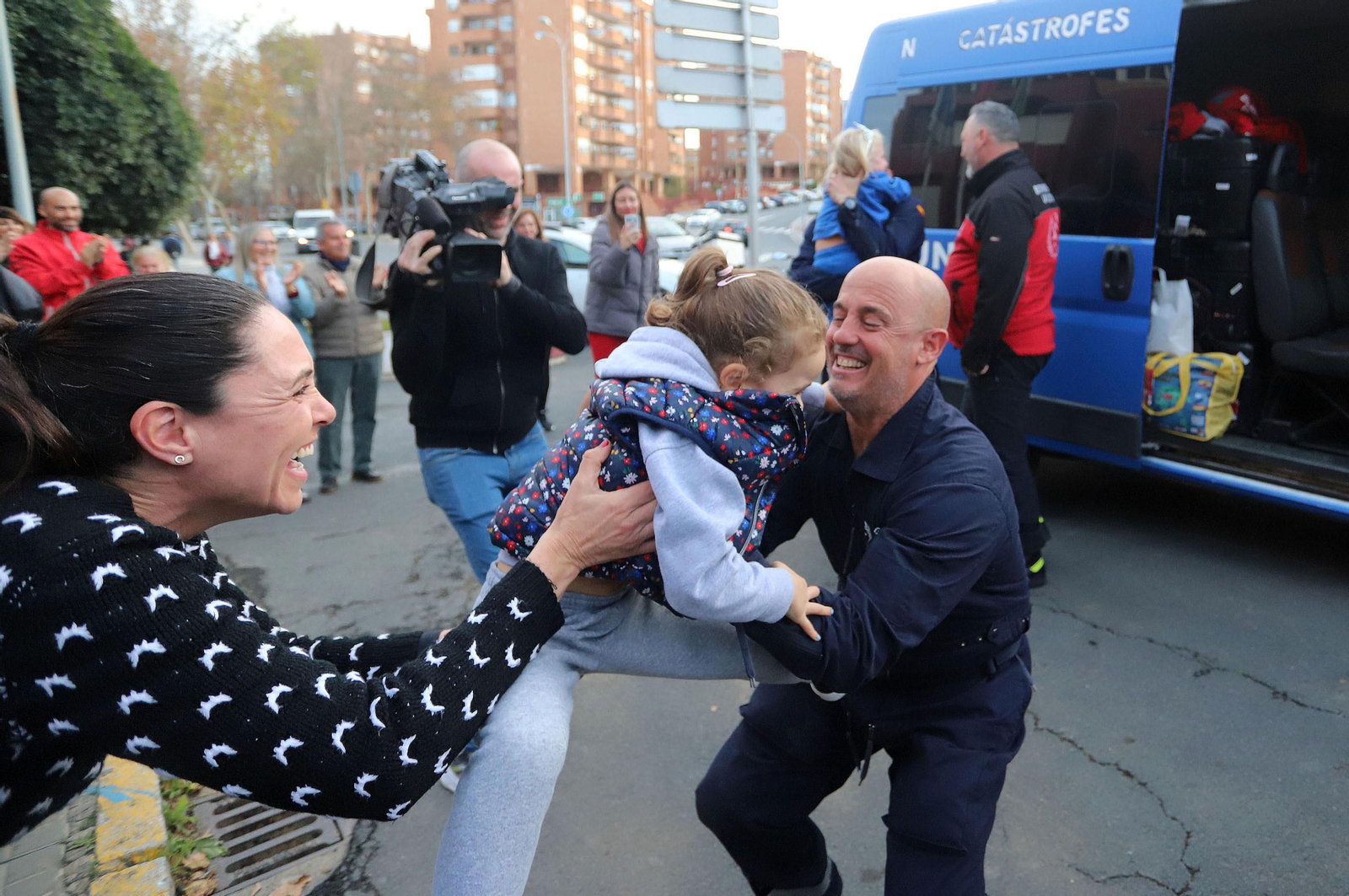 Imágenes del emotivo regreso de los Bomberos de Huelva tras sus labores de rescate en Turquía