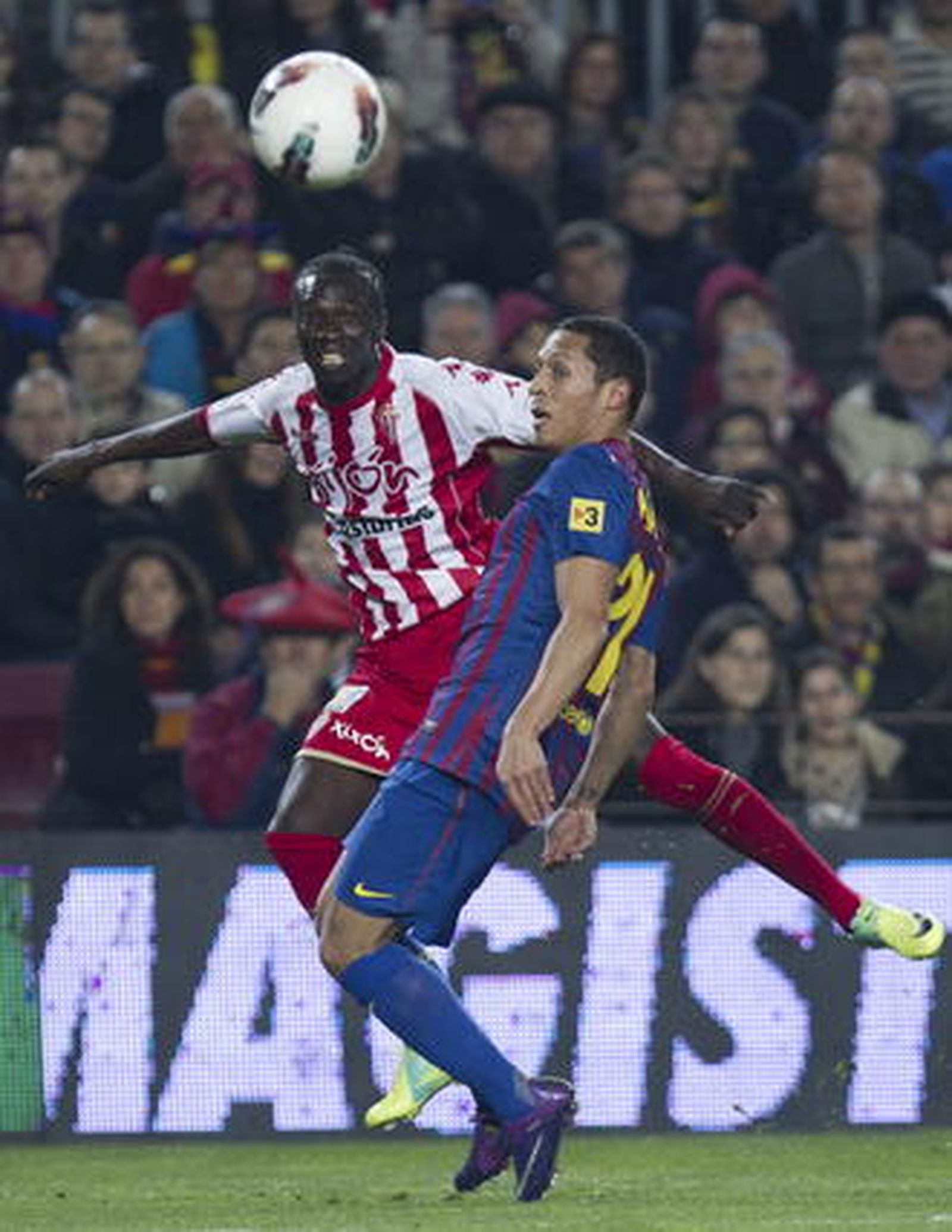 El Barcelona sufre para ganar con diez al Sporting de Gijón. / EFE