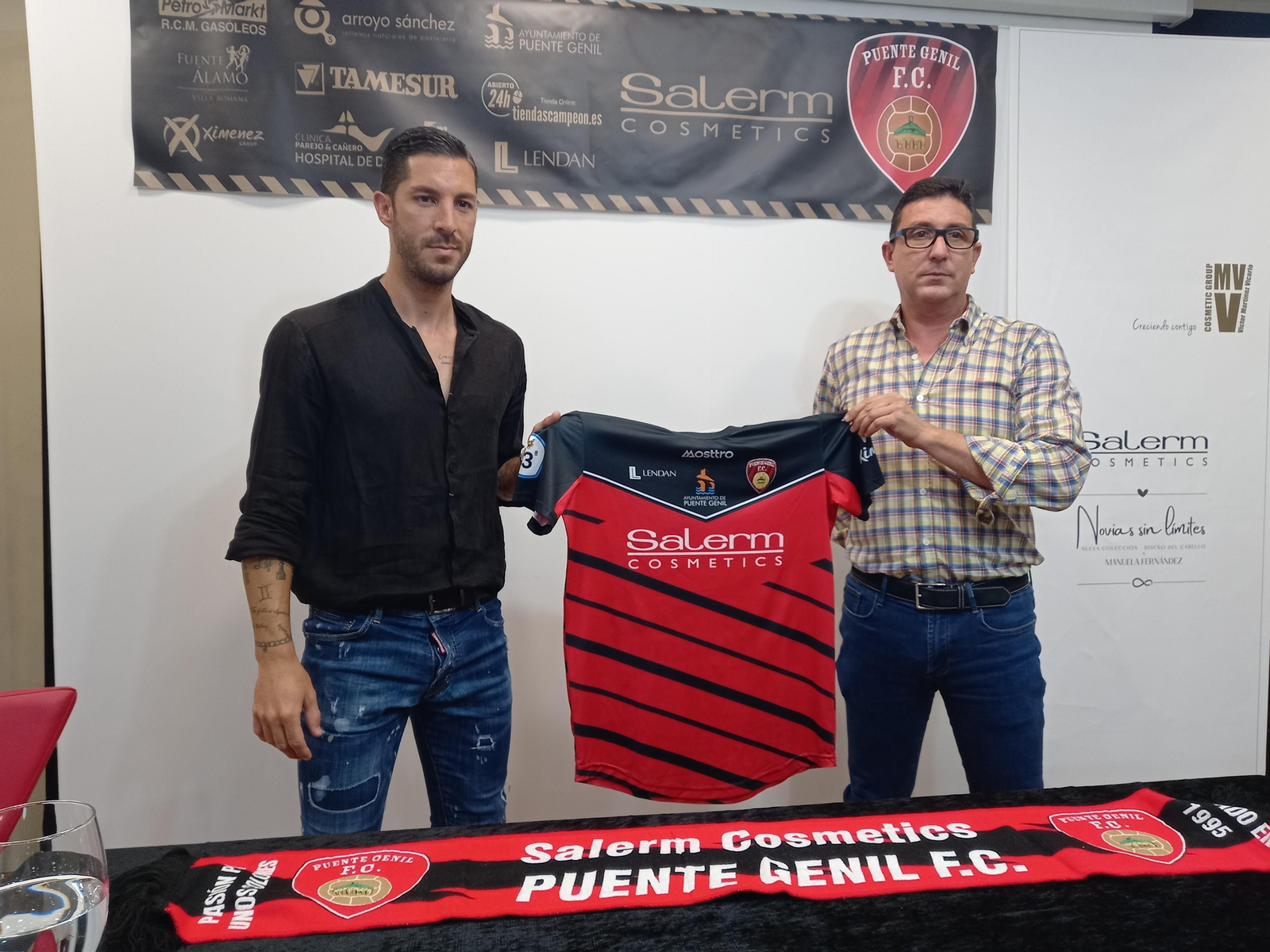 Álvaro Cejudo posa junto a Francis Cabeza durante su presentación.