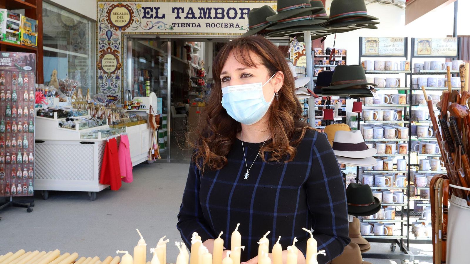 Mamen viaja cada día desde Gines para atender su local, es la segunda generación.