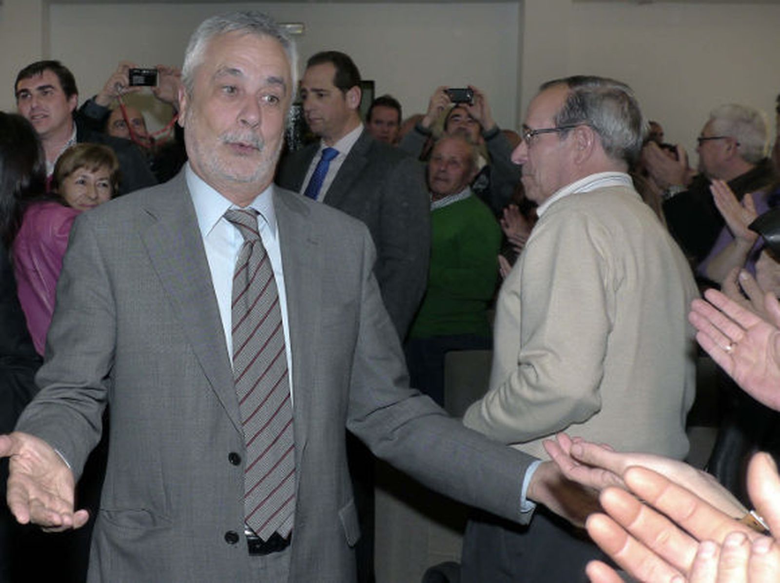 Griñán: "Las elecciones son más importantes que nunca por el riesgo de retroceso"