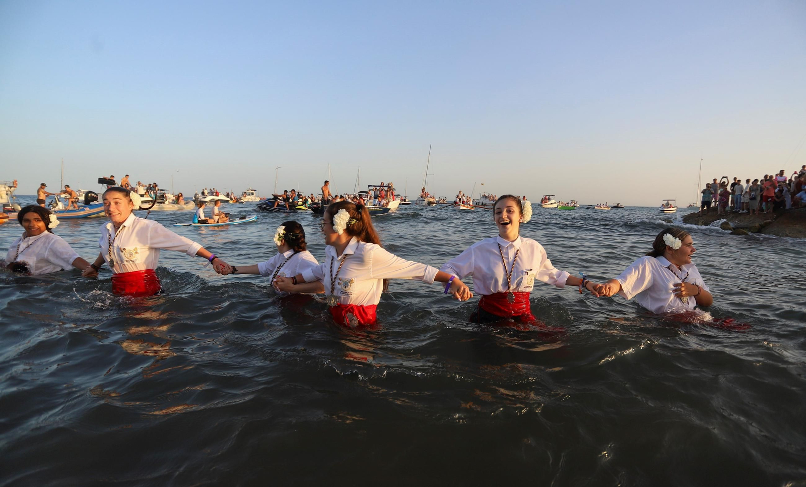 La procesión de la Virgen del Carmen en la playa del Palo, en Málaga, en fotos