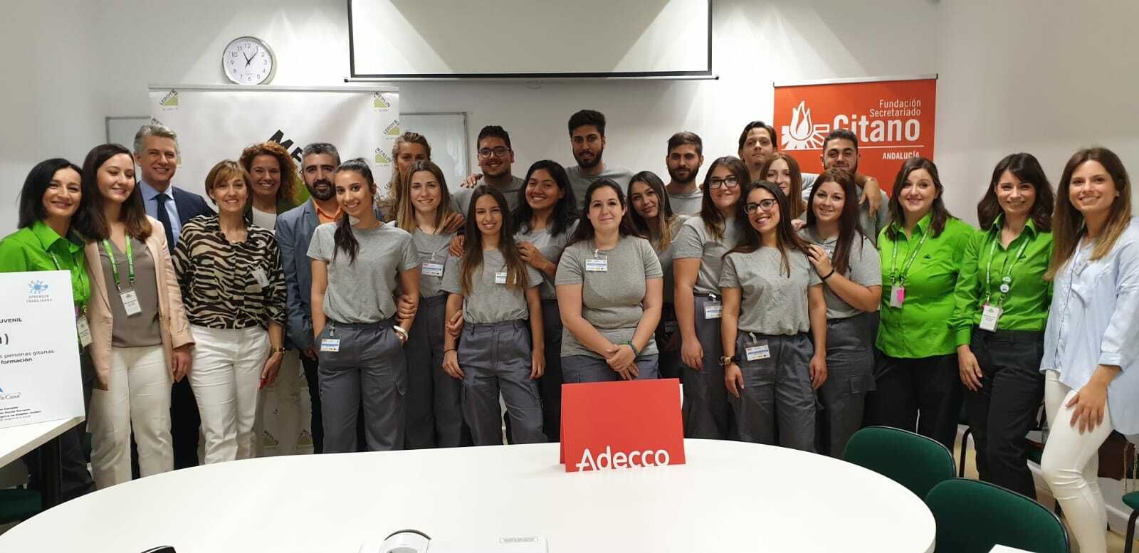 Jóvenes participantes en el programa actual, con representantes de las instituciones.
