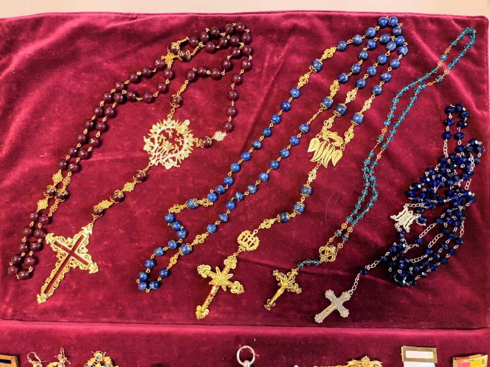 Varios rosarios que han regalado a la Virgen de las Penas