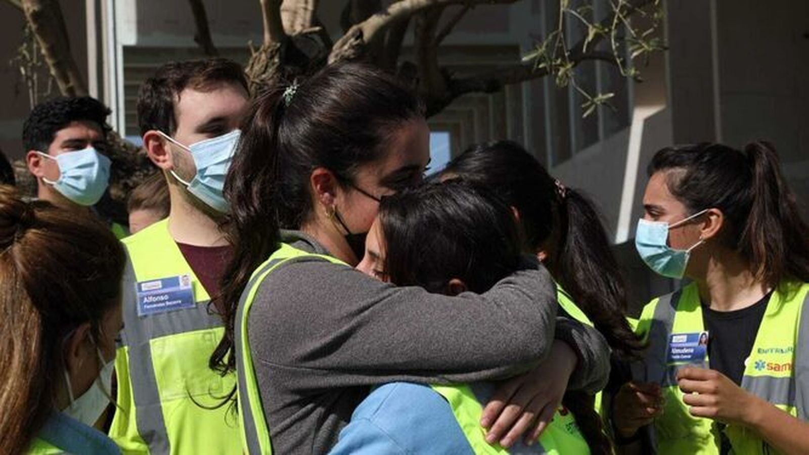 Voluntarios del SAMU se despiden de sus familiares antes de iniciar el viaje a la frontera de Ucrania.