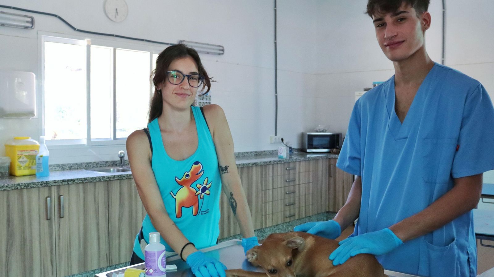 Trabajadores de la protectora con un perro.