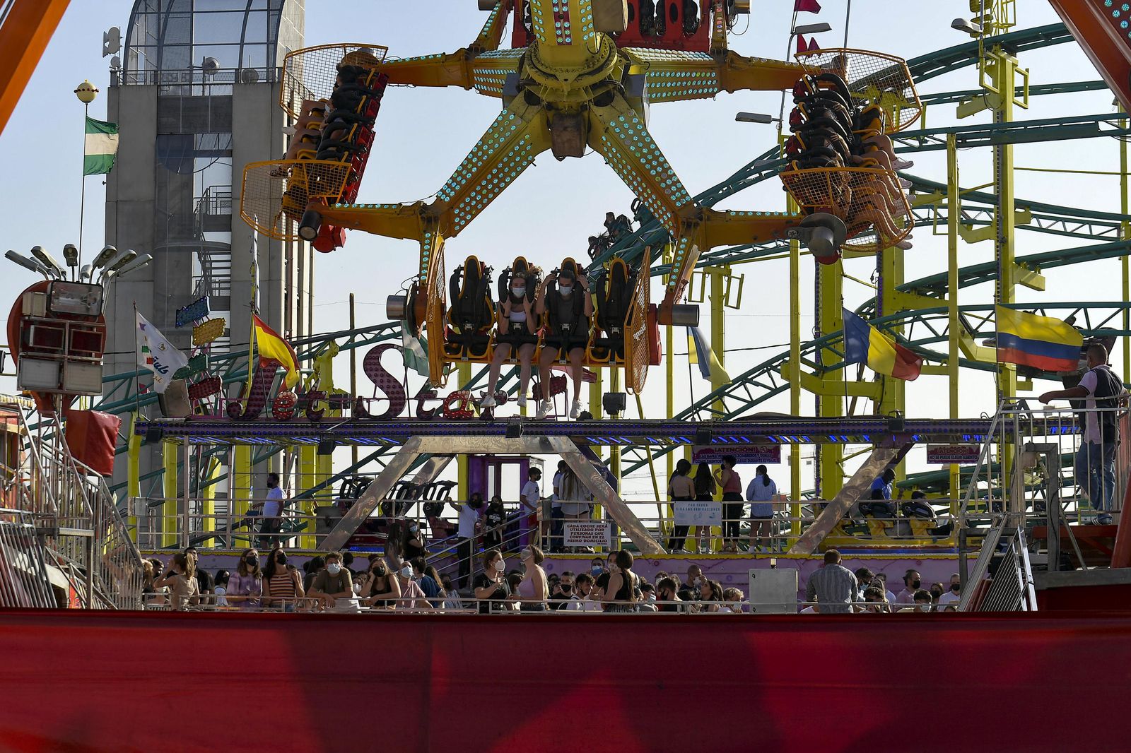 Atracciones de feria, columpios, niños y vida en el Corpus 2021