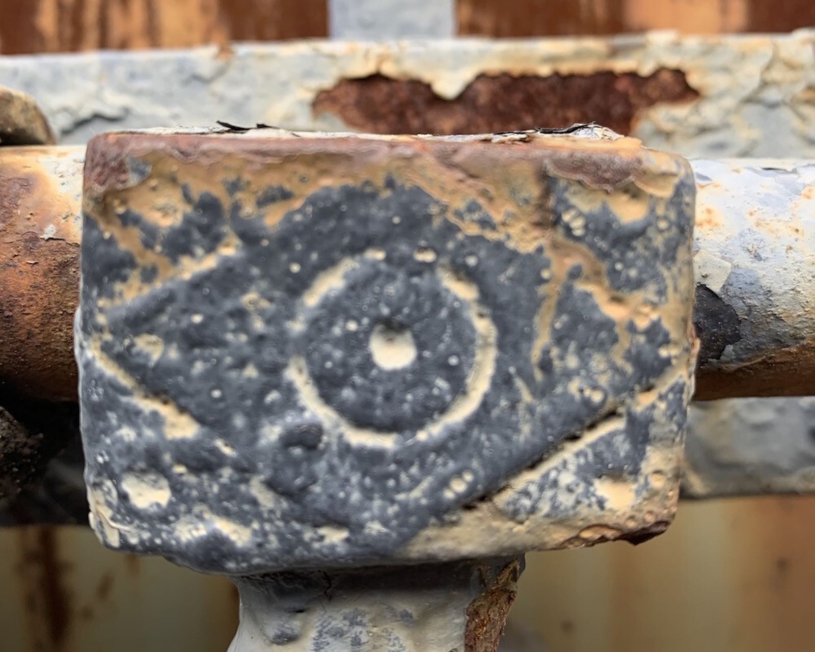 Símbolo masón encontrado en el mercado de abastos de Nerva.