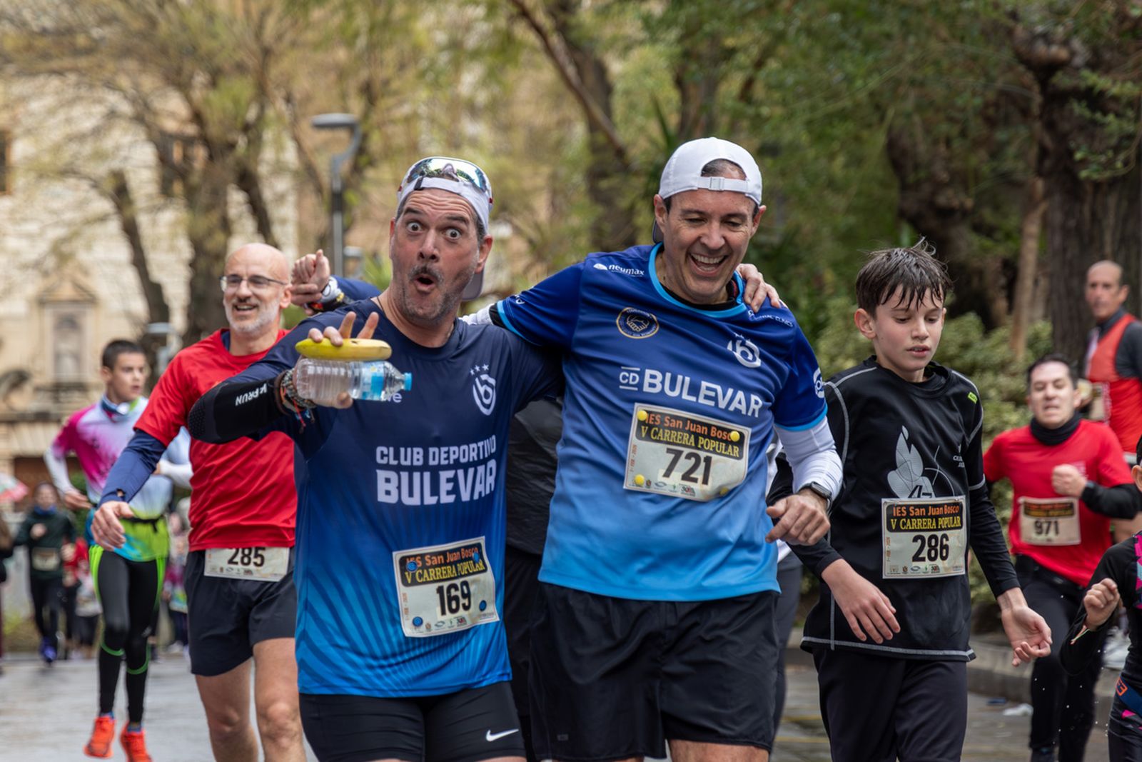En imágenes: la lluvia no frena a más de un millar de corredores en la V Carrera Popular del IES San Juan Bosco (2)
