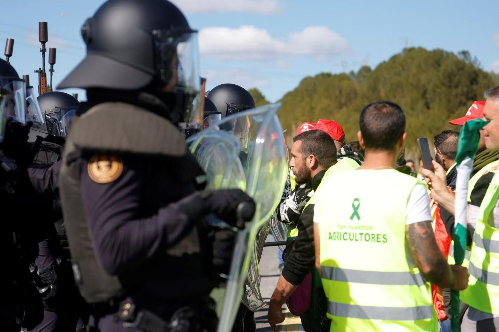 Los agricultores cortan la A-45 en Lucena, en imágenes