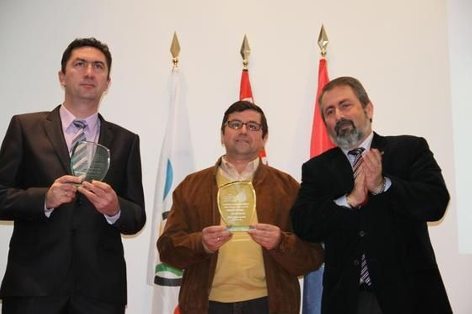 Representantes del Club Baloncesto Alcalá y el Achoyano FS recogen su premio a la Promoción del Deporte.

Foto: Manuel Aragon Pina