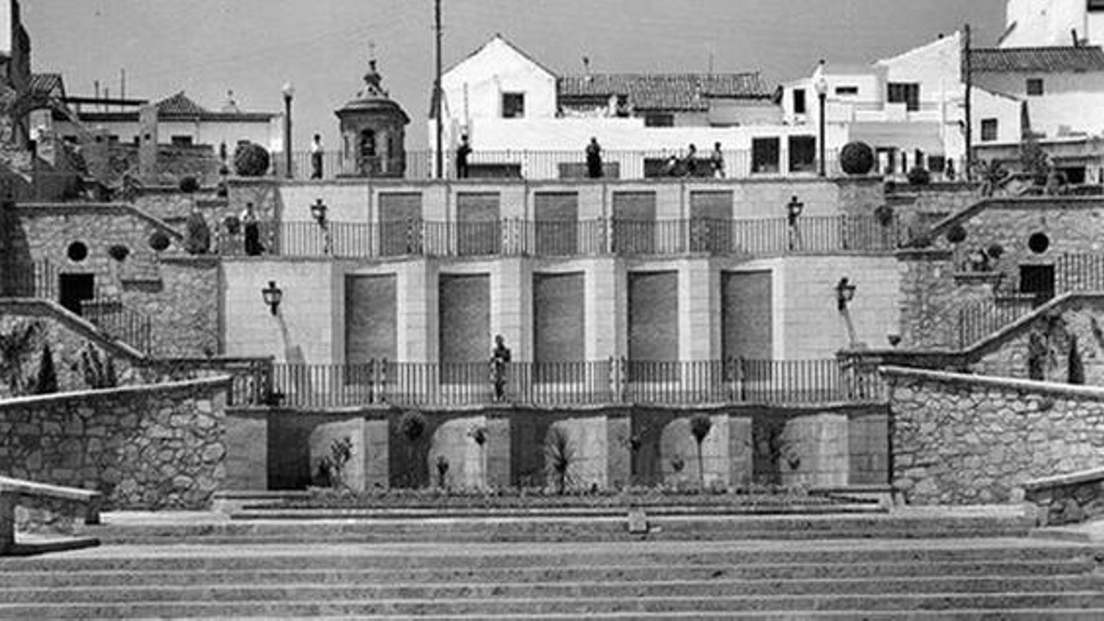 Vista frontal desde el paseo marítimo. Se aprecia la armonía y equilibradas proporciones de este diseño clasicista.