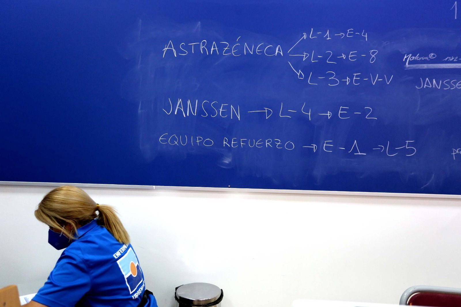 Una sanitaria trabaja en uno de los centros de vacunación de Jerez.