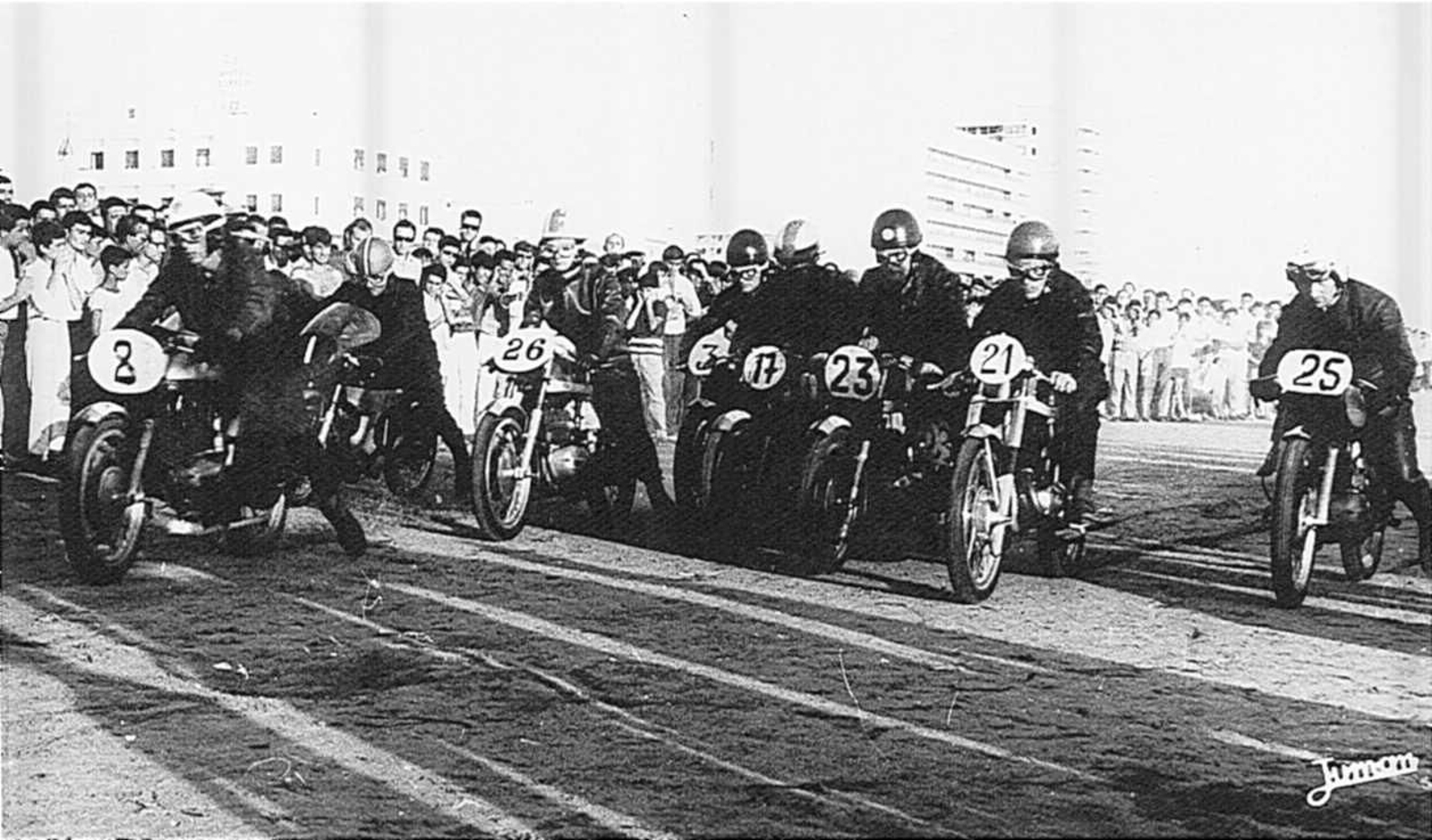 Una imagen de las carreras de motos en la playa Victoria de Cádiz.