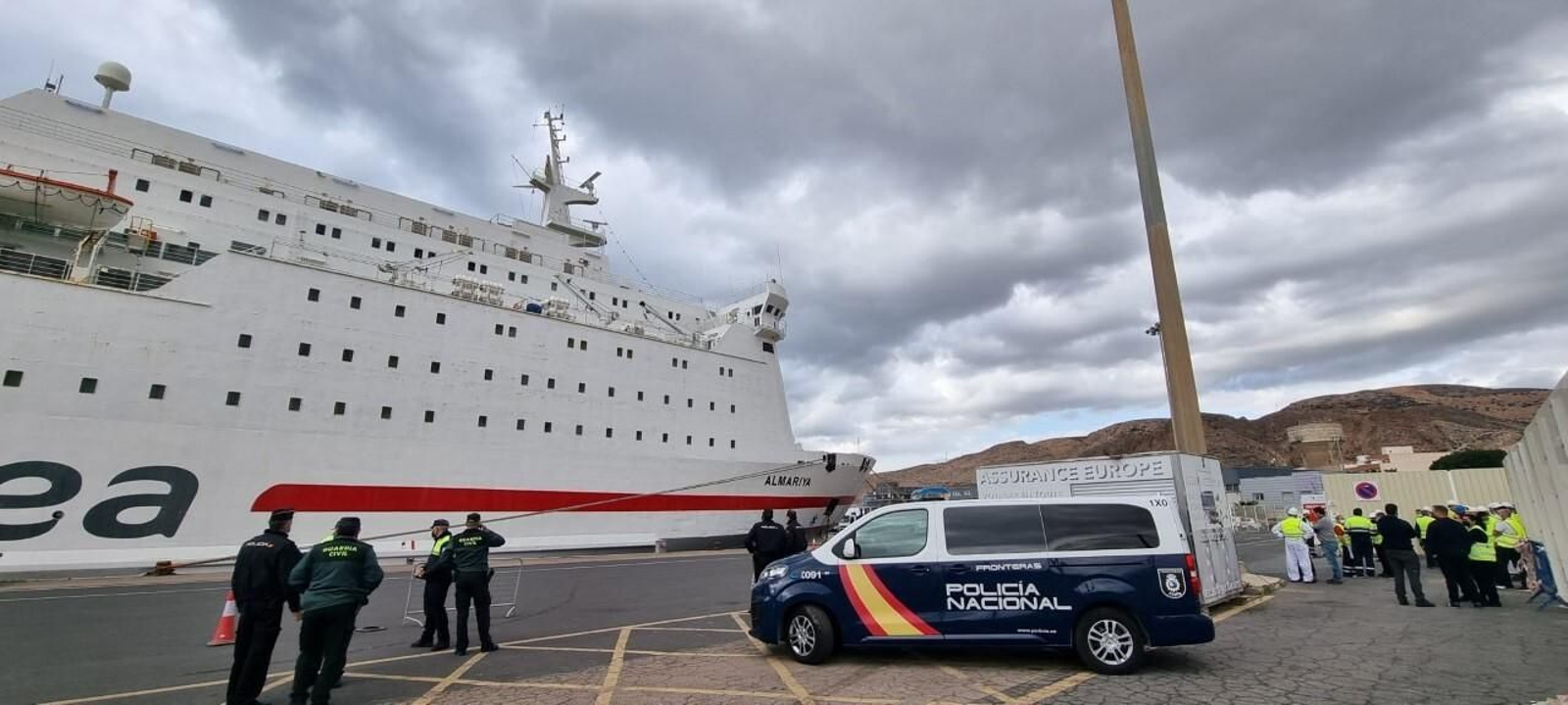 Un falso artefacto explosivo moviliza a la tripulación de un ferri en Almería (simulacro)