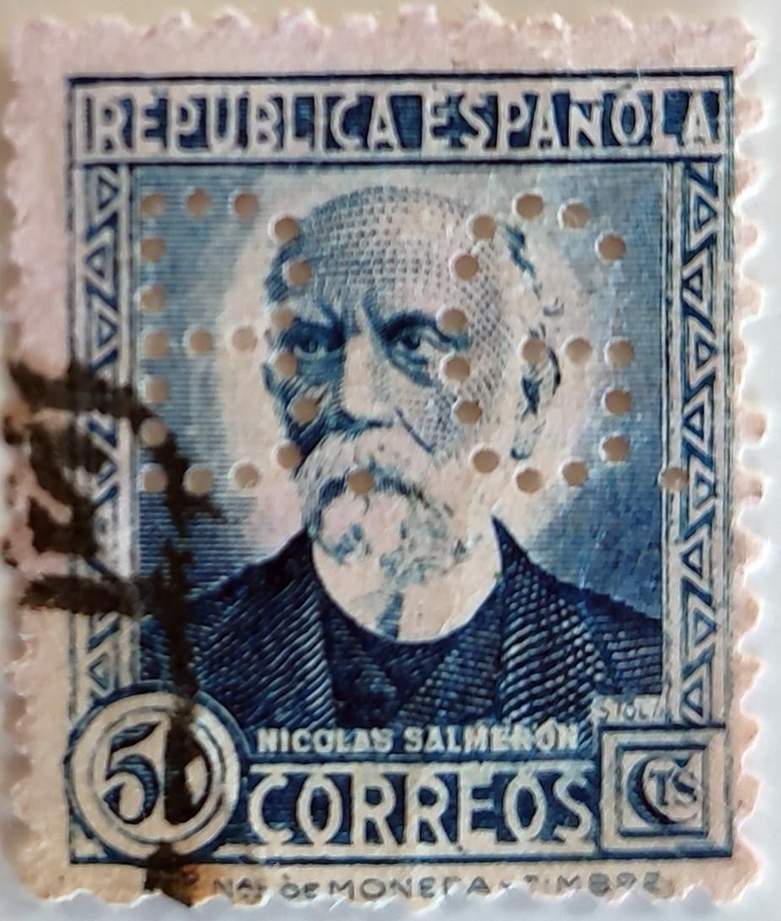 Sello de 50 céntimos dedicado a Nicolás Salmerón perforado con las iniciales de Banco Guipuzcoano. Colección Francisco J. Gutiérrez