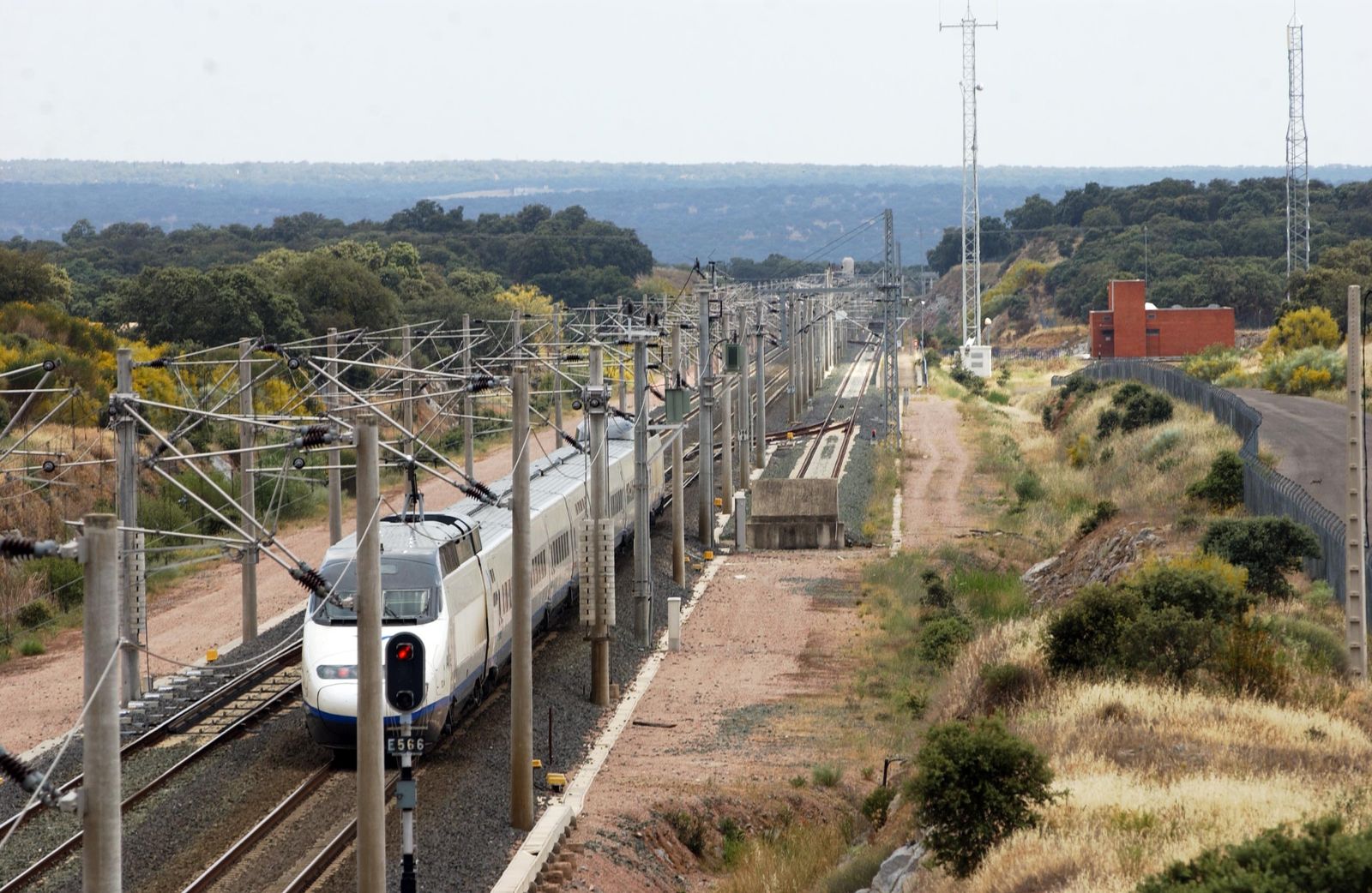 Un tren de alta velocidad atraviesa Los Pedroches.