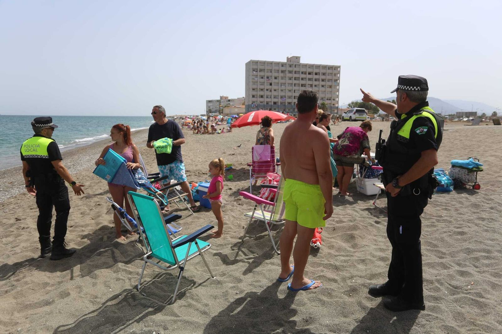 Las fotos de la Policía desalojando a los bañistas de la playa de Sacaba