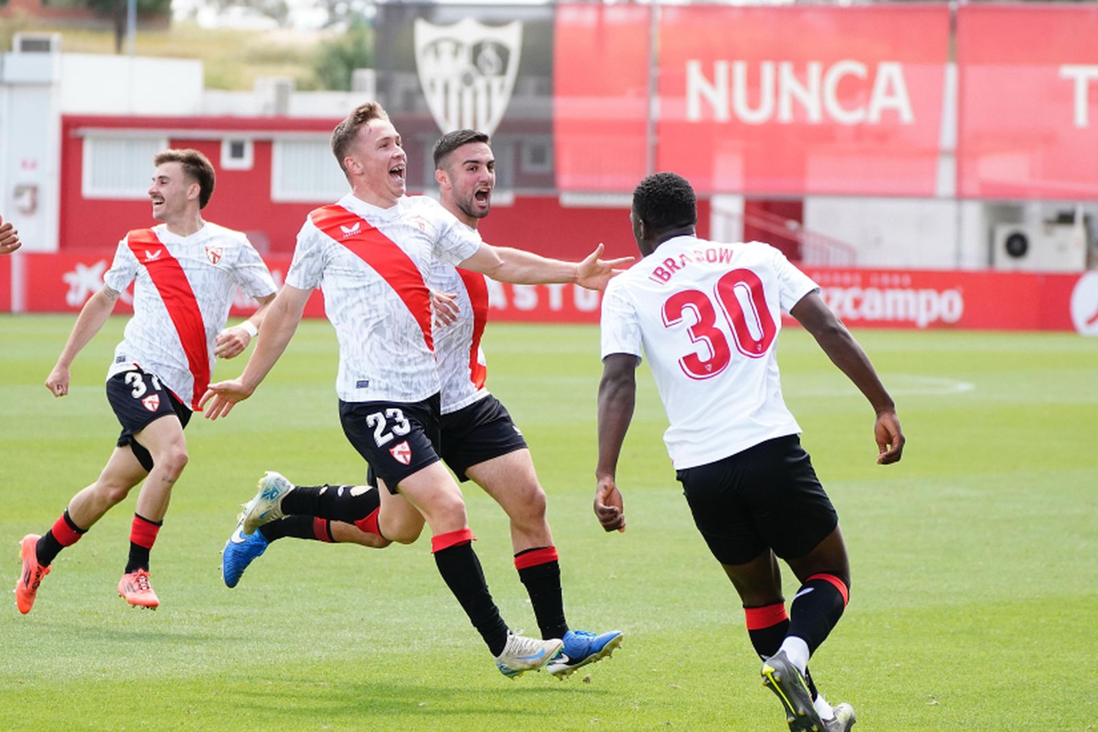 Isra celebra el tanto del triunfo.