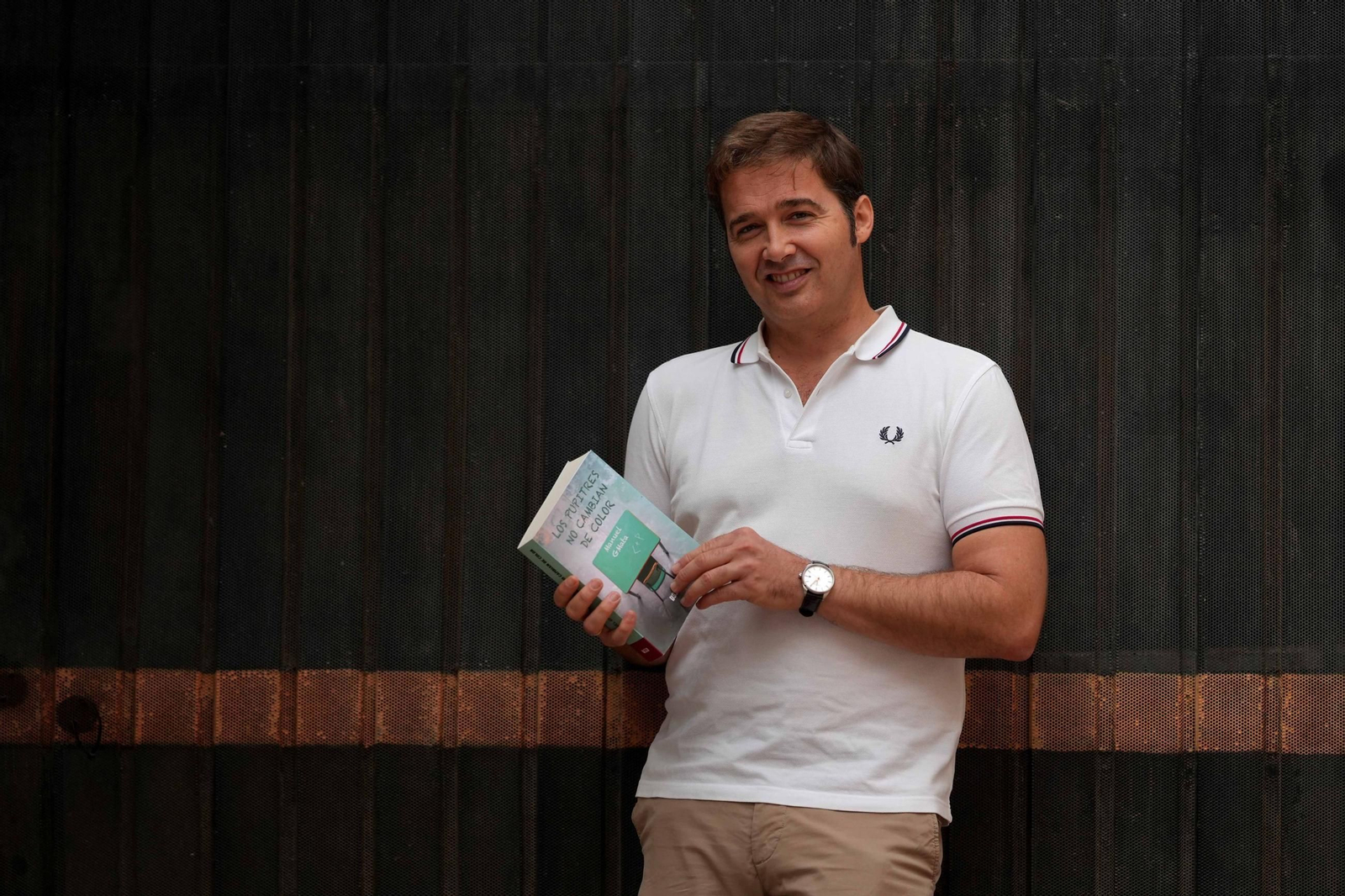Manuel GMata, con su novela 'Los pupitres no cambian de color'.