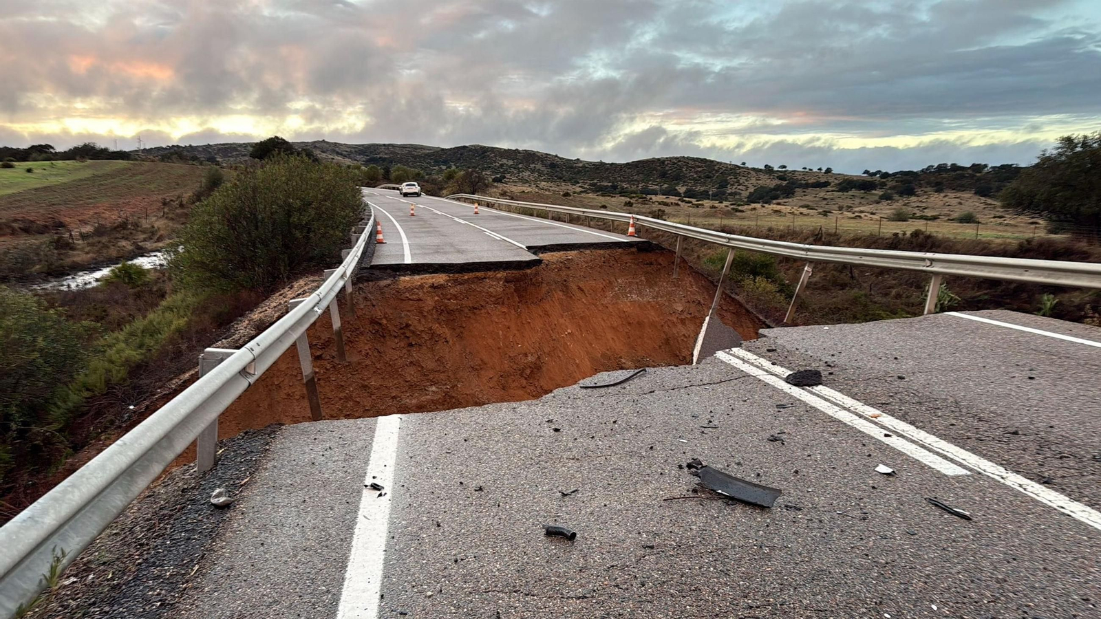 Carretera entre Huelva y Sevilla hundida por el temporal.