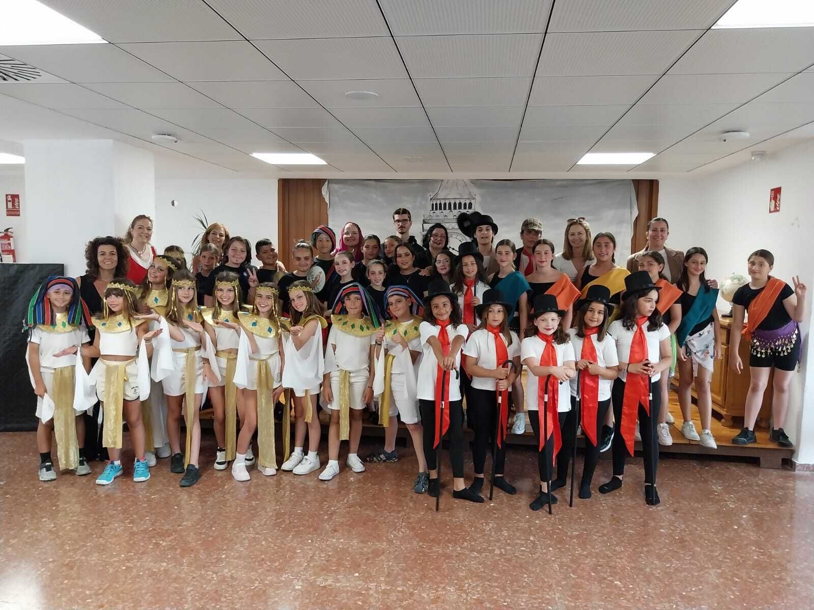 El grupo de alumnos y padres que han llevado la obra al centro de La Granja.