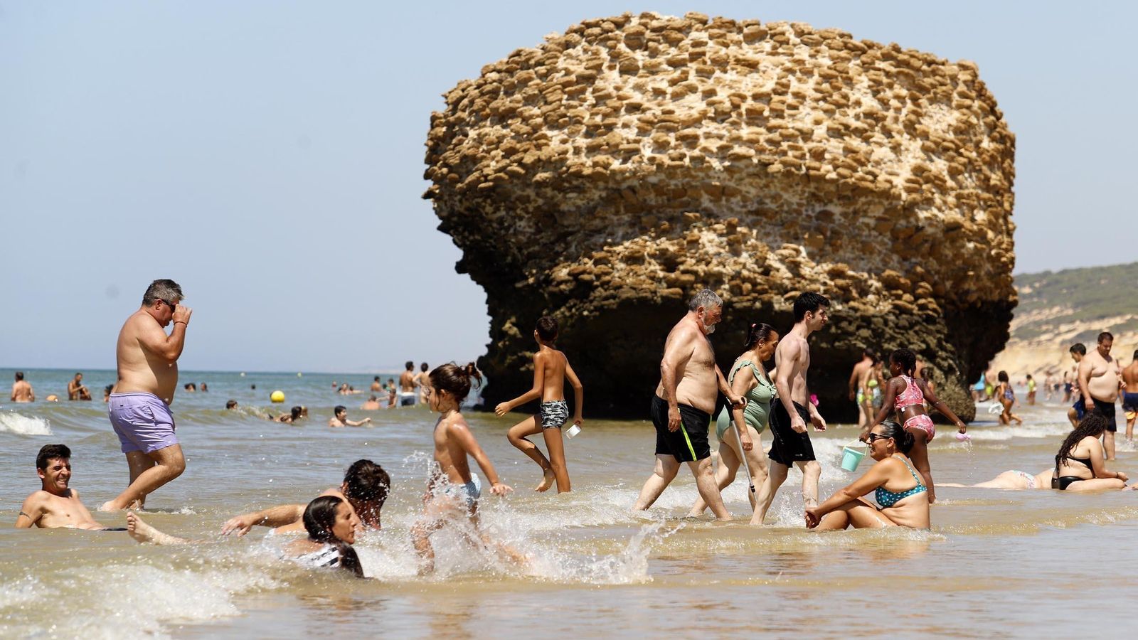 La turística playa de Matalascañas tiene el agua más cálida de la costa onubense