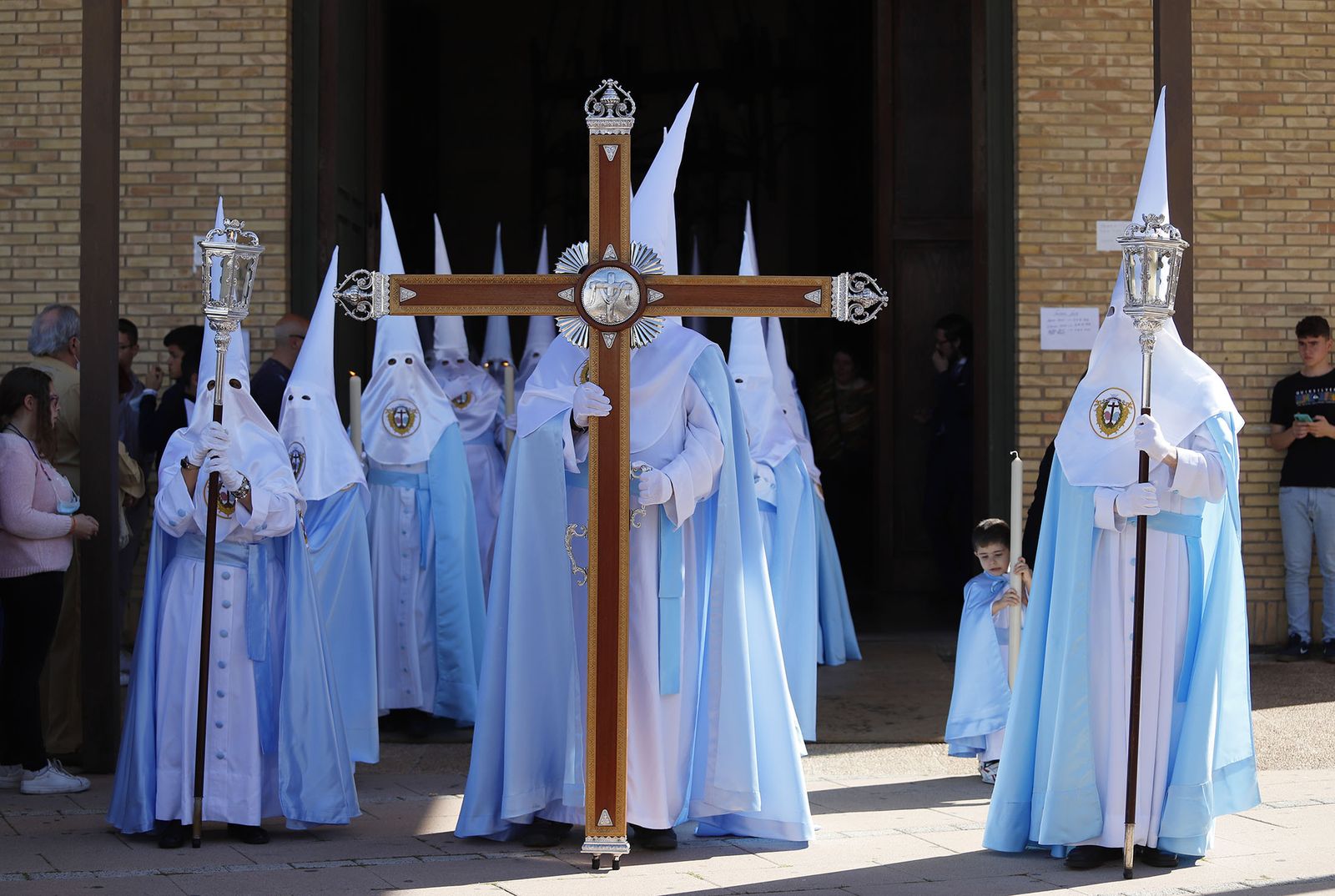 El Resucitado procesiona por el barrio de la Hispanidad de Huelva