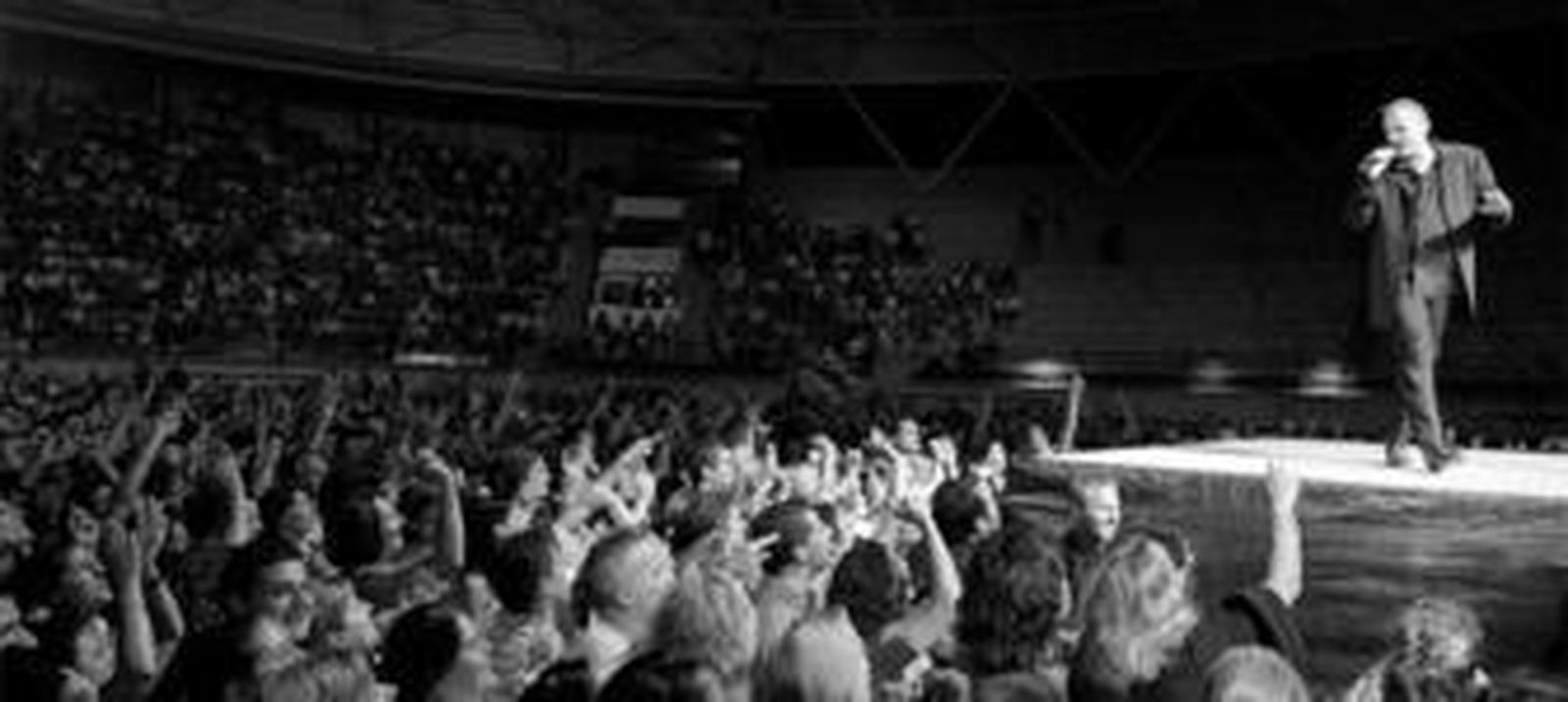Miguel Bosé seduce a su público, anoche en La Montera de Los Barrios.